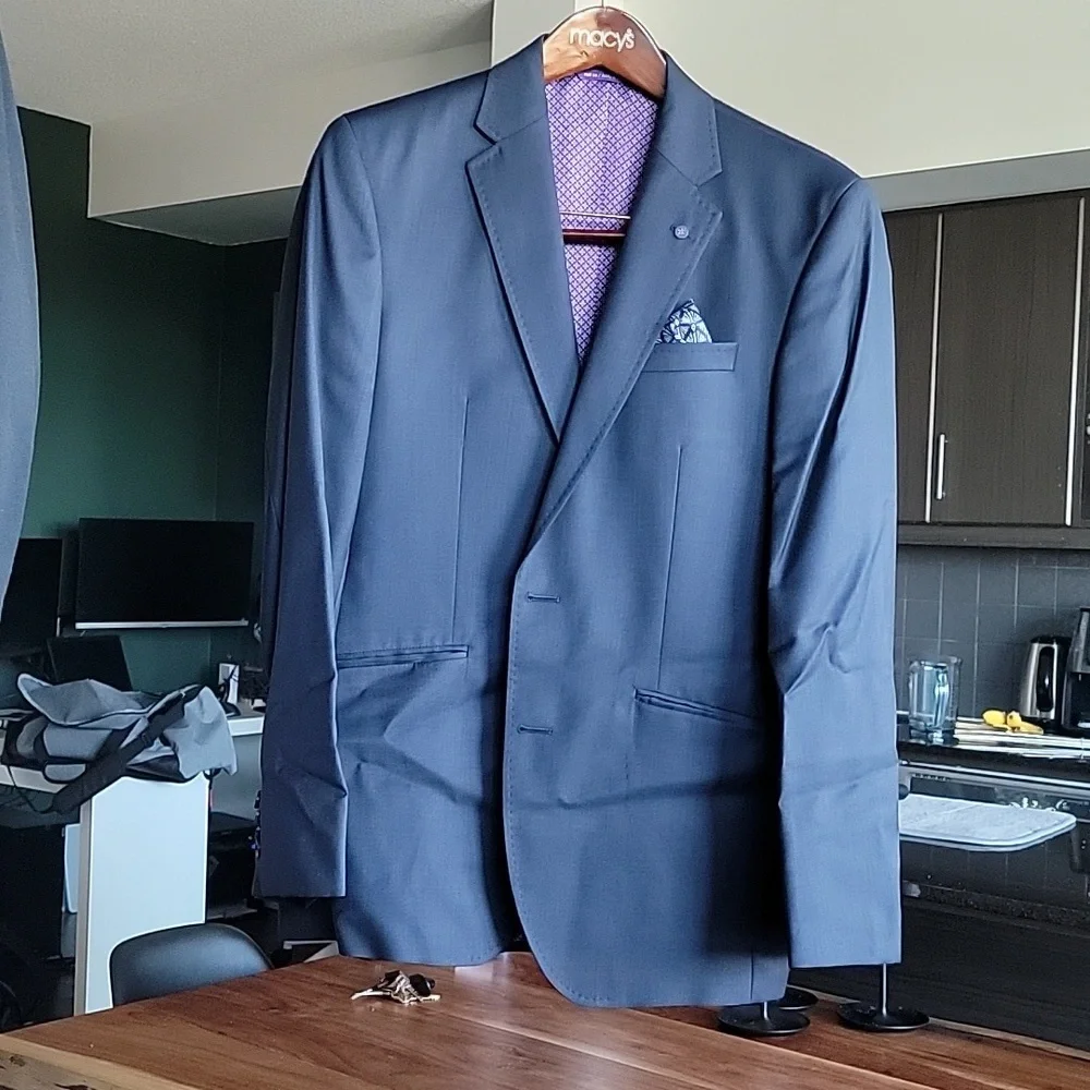 Suit - Picture 7 of 8